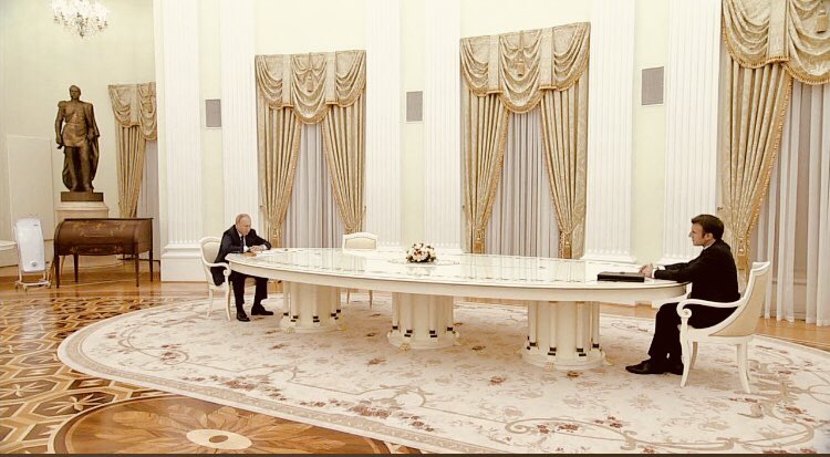 Ο Λαβρόφ έπαθε Μακρόν: Ο Πούτιν τον έβαλε σε πιο μακρύ τραπέζι | Ειδησεις |  Pagenews.gr