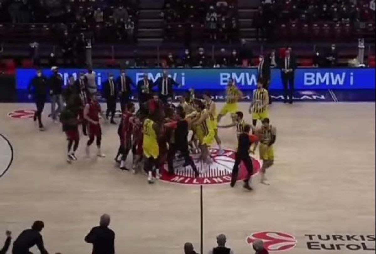 Μιλάνο: Έπεσε ξύλο μεταξύ των παικτών της Αρμάνι και της Φενέρ