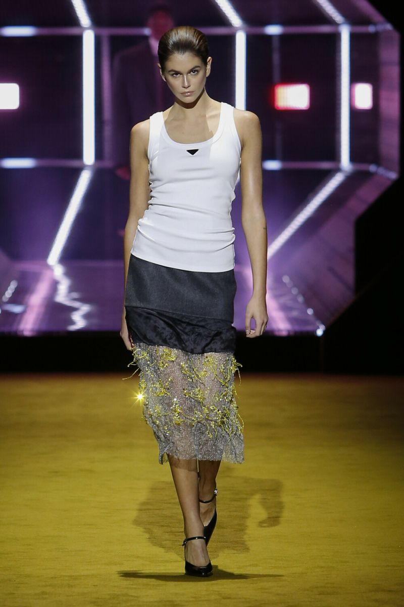 Prada: Αειθαλής κομψότητα σε ένα σόου με επίκεντρο την γυναίκα