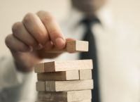 Το Jenga των οικονομικών αποφάσεων