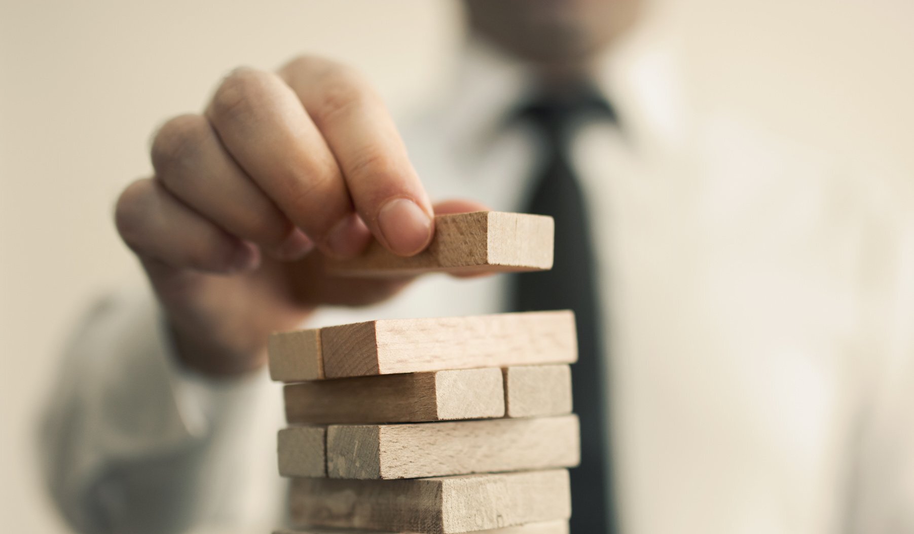 Το Jenga των οικονομικών αποφάσεων