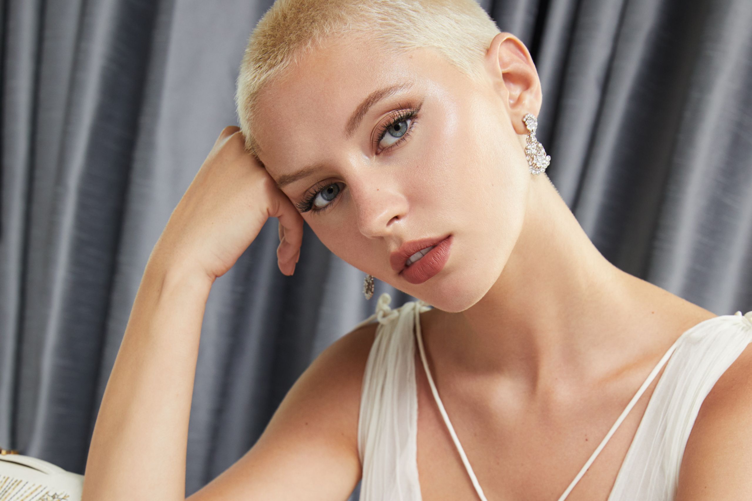 H Iris Law φόρεσε το iconic φόρεμα της Beyoncé… 20 χρόνια μετά