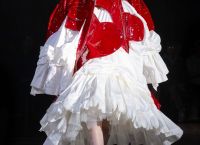 Το show της Simone Rocha για τη σεζόν Fall/Winter 2022-2023 ήταν μια ωδή στις ουδέτερες αποχρώσεις