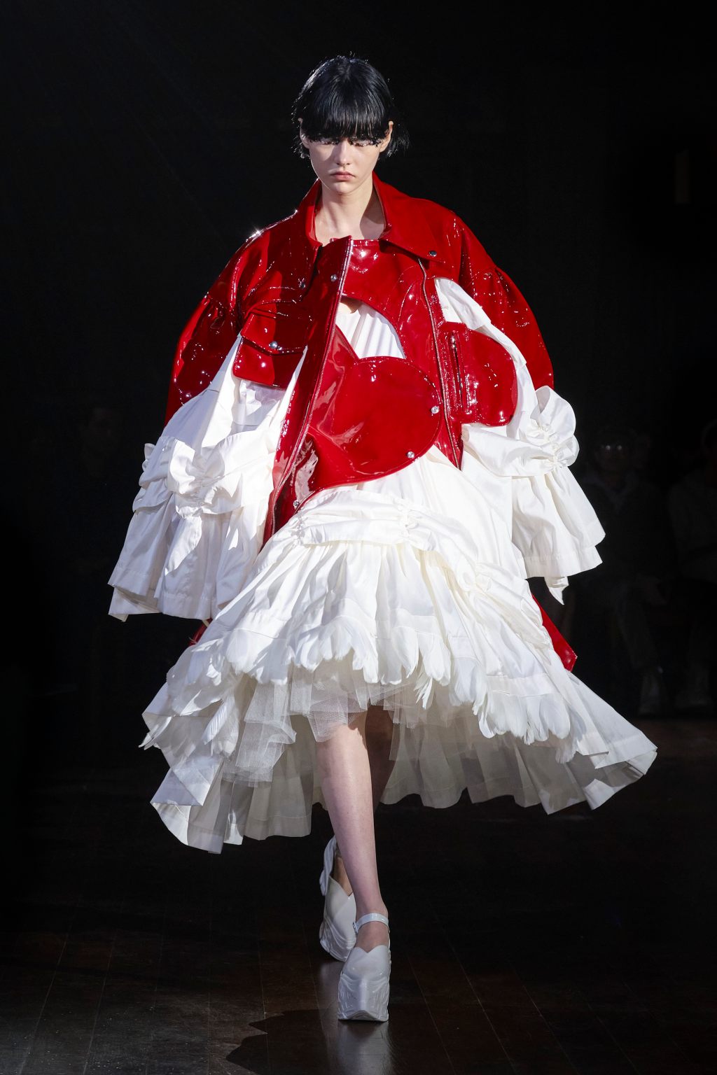 Το show της Simone Rocha για τη σεζόν Fall/Winter 2022-2023 ήταν μια ωδή στις ουδέτερες αποχρώσεις