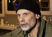 Τζώνυ Θεοδωρίδης – Ηθοποιός: «Στη Λάμψη φορούσα περούκα γιατί ήμουν φαντάρος και μου είχαν κόψει το μαλλί»
