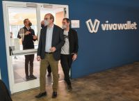 Επίσκεψη Χατζηδάκη στη Viva Wallet: Ενθαρρύνουμε  τα μπόνους απόδοσης και τα stock options στους εργαζομένους