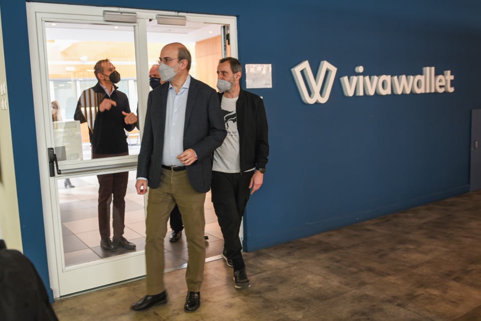 Επίσκεψη Χατζηδάκη στη Viva Wallet: Ενθαρρύνουμε  τα μπόνους απόδοσης και τα stock options στους εργαζομένους