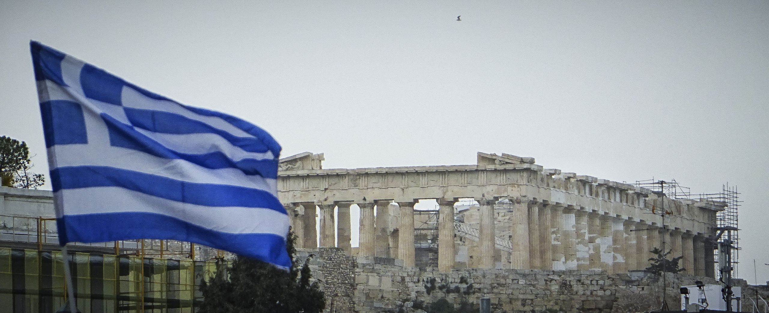 Ελληνική οικονομία: Θετική η 13η αξιολόγηση των θεσμών – Δόθηκε το «οκ» στην αύξηση του κατώτατου μισθού