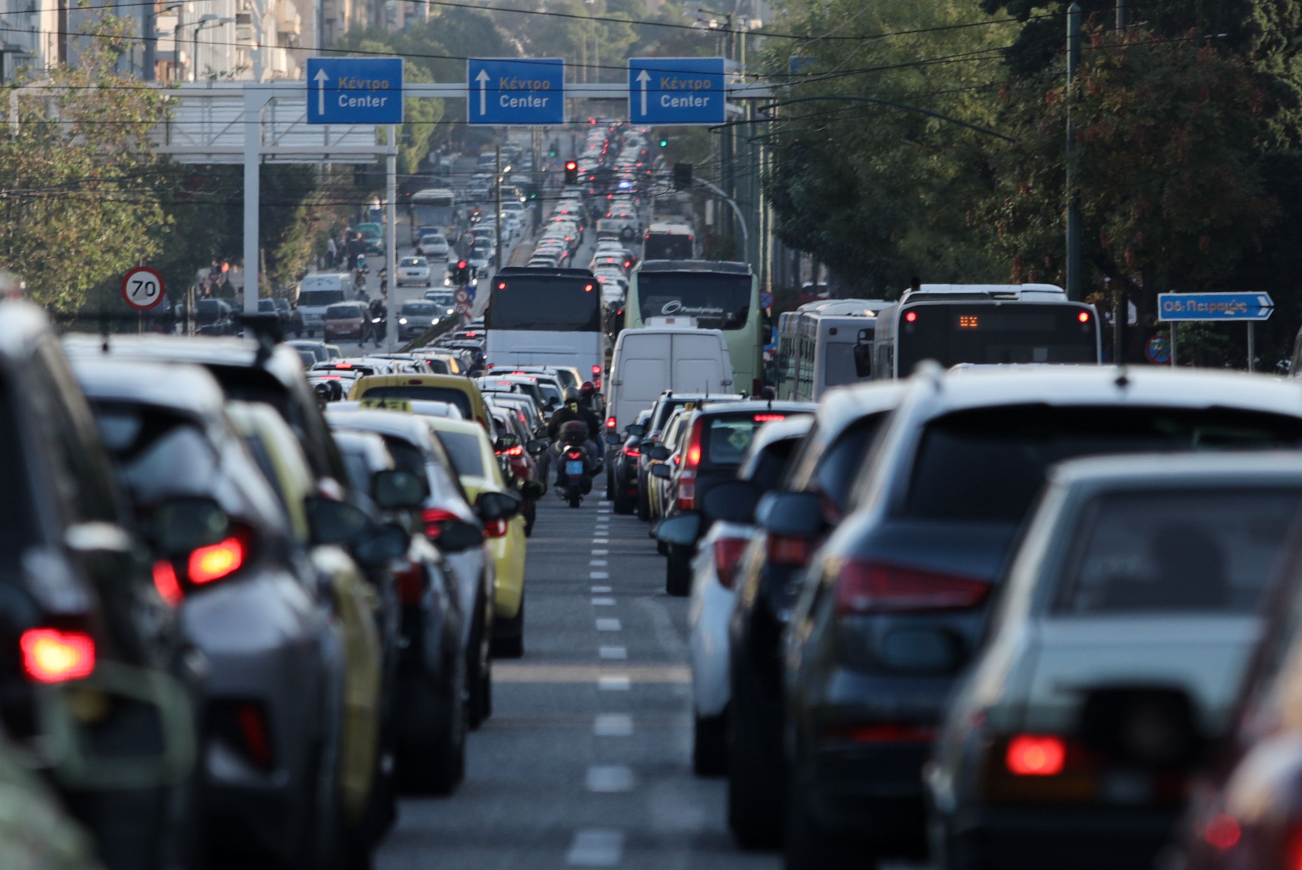Λεωφόρος Συγγρού: Άνδρας απειλεί να αυτοκτονήσει