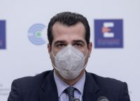 Ανεμβολίαστοι υγειονομικοί: Η εισήγηση του Θάνου Πλεύρη