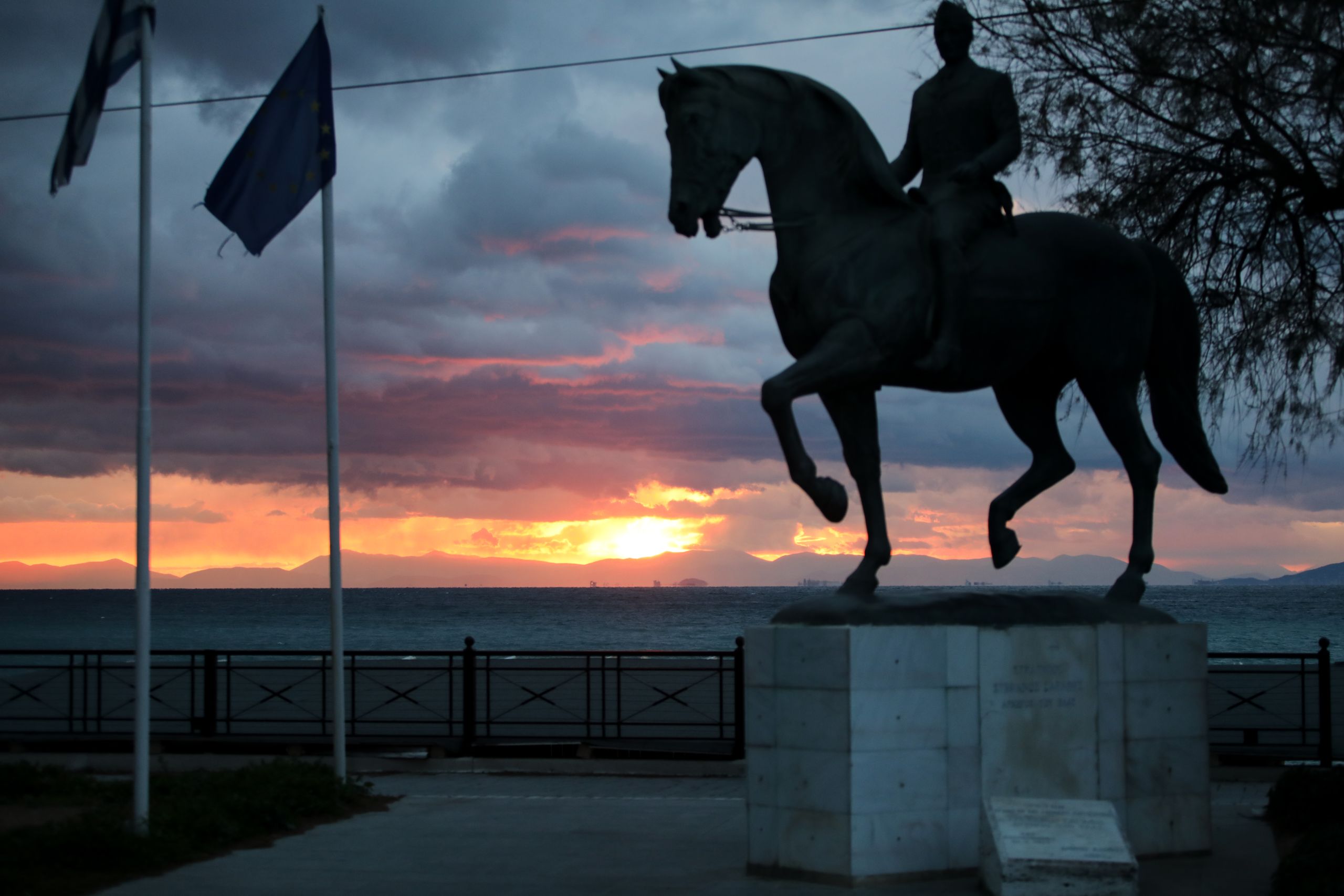 Καιρός σήμερα Σάββατο 19/2: Αναμένεται ηλιοφάνεια με πρόσκαιρες μόνο και αραιές νεφώσεις κατά τόπους