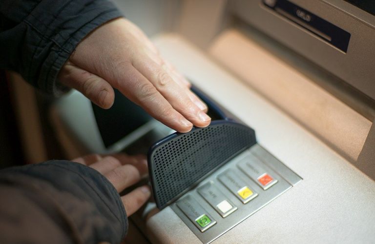 ΟΠΕΚΑ επιδόματα: Πιστώνονται τα χρήματα στους δικαιούχους