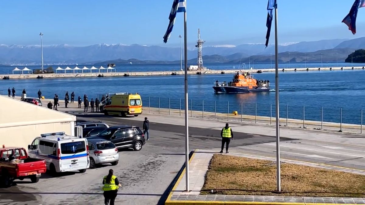Euroferry Olympia: Η άφιξη των επιβατών του φλεγόμενου πλοίου