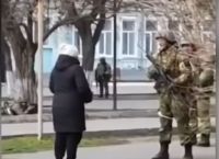 Ουκρανία: Μία γιαγιά στέκεται αγέρωχη μπροστά σε στρατιώτη