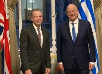 Δένδιας Χίτον: Τετ α τετ με ευρεία γκάμα θεμάτων