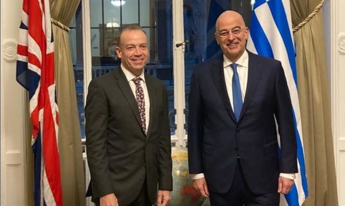 Δένδιας Χίτον: Τετ α τετ με ευρεία γκάμα θεμάτων