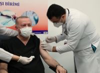 Με δύο δόσεις Sinovac και τρεις BioNTech, εμβολιάστηκε ο Ερντογάν Με δύο δόσεις Sinovac και τρεις BioNTech, εμβολιάστηκε ο Ερντογάν