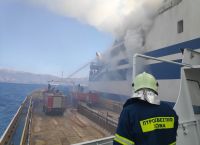 Aναζωπυρώθηκε η φωτιά στο Euroferry Olympia