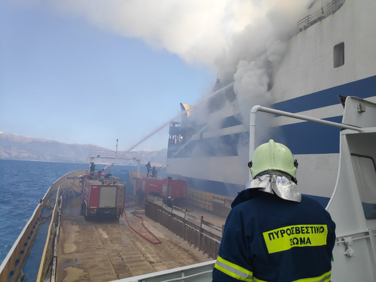 Aναζωπυρώθηκε η φωτιά στο Euroferry Olympia