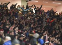Άφησε μόνο τον ανήλικο γιο του σε ξενοδοχείο, για να γιορτάσει τη νίκη της ομάδας του – Συνελήφθη