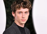 Ο ποπ σταρ Troye Sivan καταπολεμά το στίγμα του HIV στον πρώτο μεγάλο κινηματογραφικό ρόλο Ο ποπ σταρ Troye Sivan καταπολεμά το στίγμα του HIV στον πρώτο μεγάλο κινηματογραφικό ρόλο