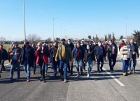 Νίκαια: Συμβολικός αποκλεισμός της Εθνικής Οδού από τους αγρότες [vid]