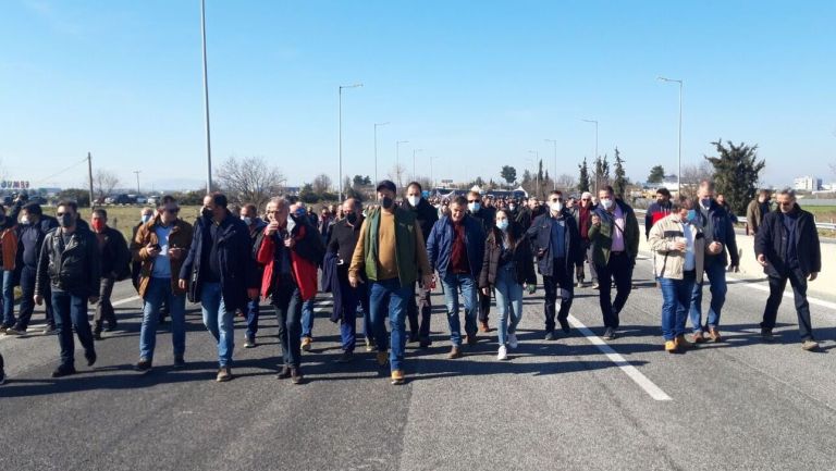 Νίκαια: Συμβολικός αποκλεισμός της Εθνικής Οδού από τους αγρότες [vid]
