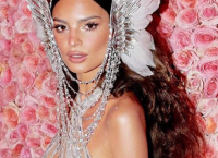 Η Emily Ratajkowski διασκέδασε στο Super Bowl επιδεικνύοντας τους κοιλιακούς της μετά την εγκυμοσύνη