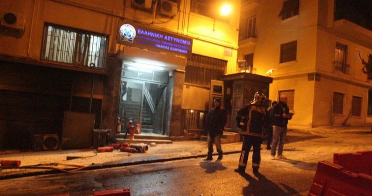 Εικόνες από την επίθεση με μολότοφ στο ΑΤ Εξαρχείων – 16 προσαγωγές [pics]