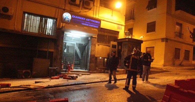 Εικόνες από την επίθεση με μολότοφ στο ΑΤ Εξαρχείων – 16 προσαγωγές [pics]