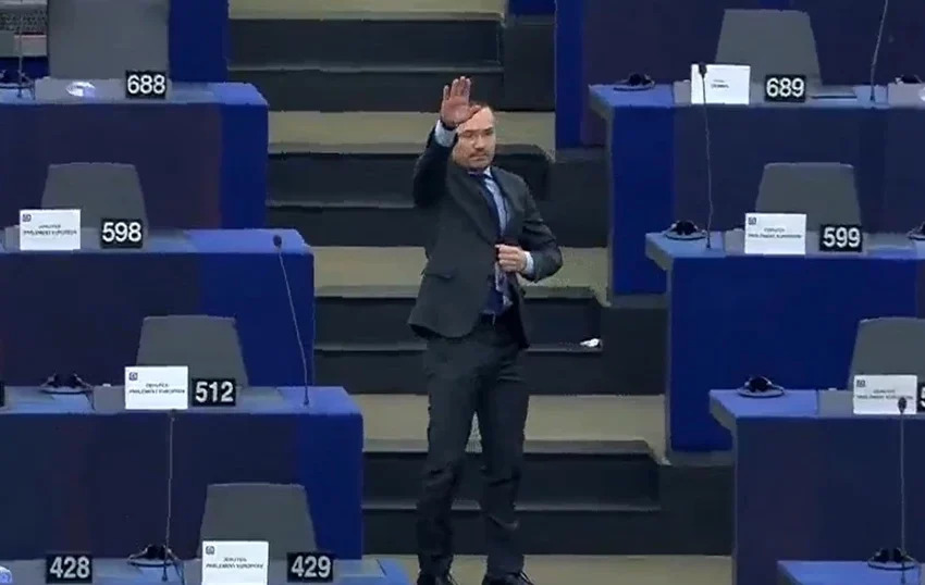 Ευρωβουλή: Βούλγαρος βουλευτής χαιρέτισε ναζιστικά