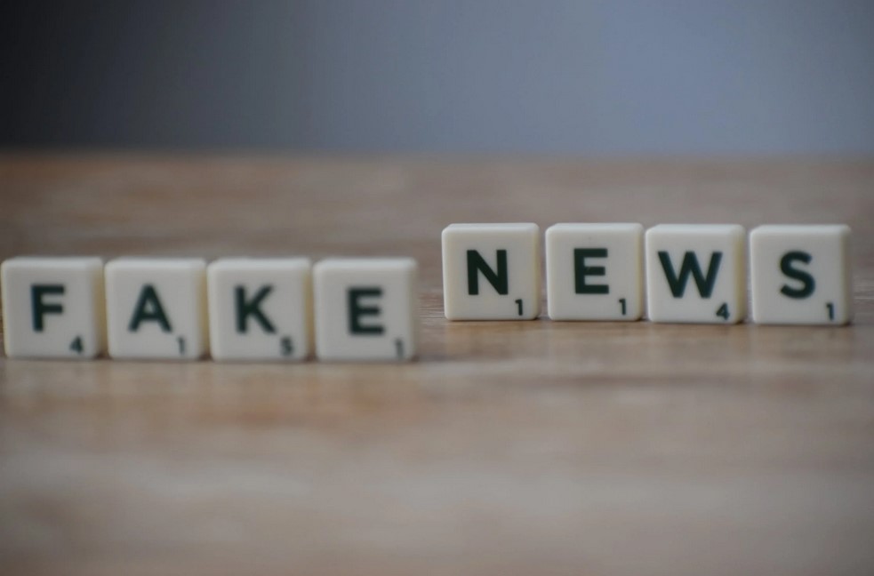 Fake News: Πώς να τα εντοπίζετε – Καρέ καρέ τα 8 βήματα [vid]
