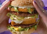 McDonald’s: Δισεκατομμυριούχος ακτιβιστής πιέζει την εταιρεία για τις «αισχρές» συνθήκες στα χοιροστάσια McDonald’s: Δισεκατομμυριούχος ακτιβιστής πιέζει την εταιρεία για τις «αισχρές» συνθήκες στα χοιροστάσια