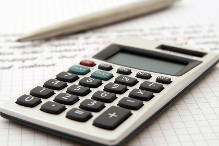 Επιστρεπτέα προκαταβολή: Τι κερδίζουν 700.000 επαγγελματίες με τις 96 δόσεις