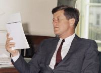 Η παράνομη σχέση του JFK με βοηθό του θυμίζει αρκετά την ιστορία του Bill Clinton με τη Monica Lewinsky