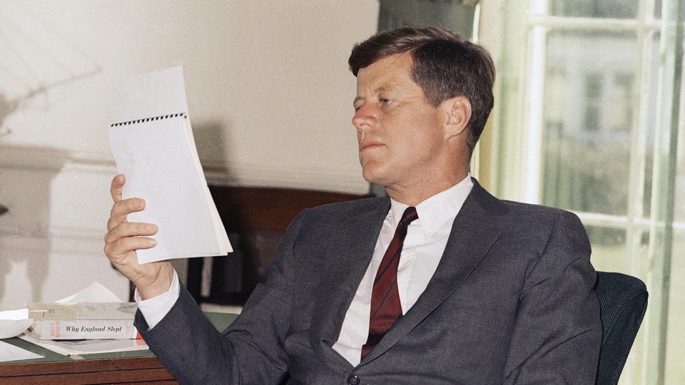 Η παράνομη σχέση του JFK με βοηθό του θυμίζει αρκετά την ιστορία του Bill Clinton με τη Monica Lewinsky