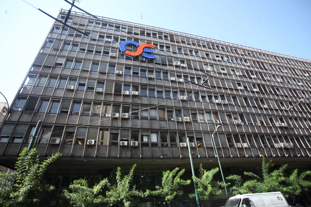 Παρέμβαση του Ρουβίκωνα με βαριοπούλες στο Μέγαρο του ΟΣΕ