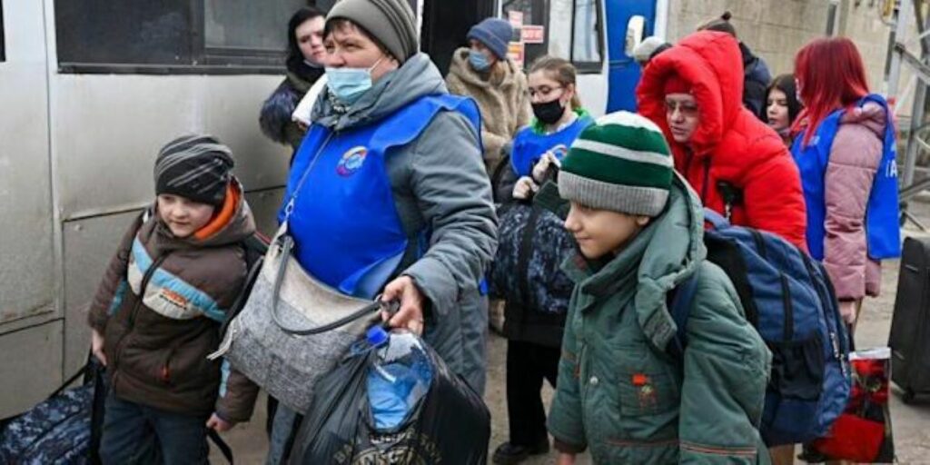 Ουκρανία: Στέλνουν τα παιδιά τους σχολείο με αυτοκόλλητα που αναγράφουν ομάδα αίματος