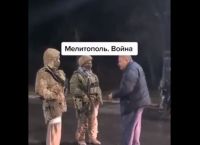 Ουκρανία – Θαρραλέος παππούς σε Ρώσους στρατιώτες: «Είστε απλά μαριονέτες» [vid]