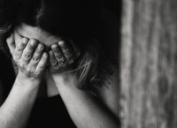 Λαμία: Τη γρονθοκοπούσε στο πρόσωπο στη μέση του δρόμου
