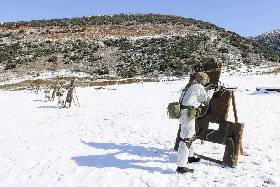 Εντυπωσιακές εικόνες από τη χειμερινή εκπαίδευση της Σχολής Μονίμων Υπαξιωματικών