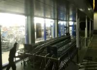 Επίθεση Ρουβίκωνα με βαριοπούλες στο σούπερ μάρκετ όπου συνελήφθη η ηλικιωμένη