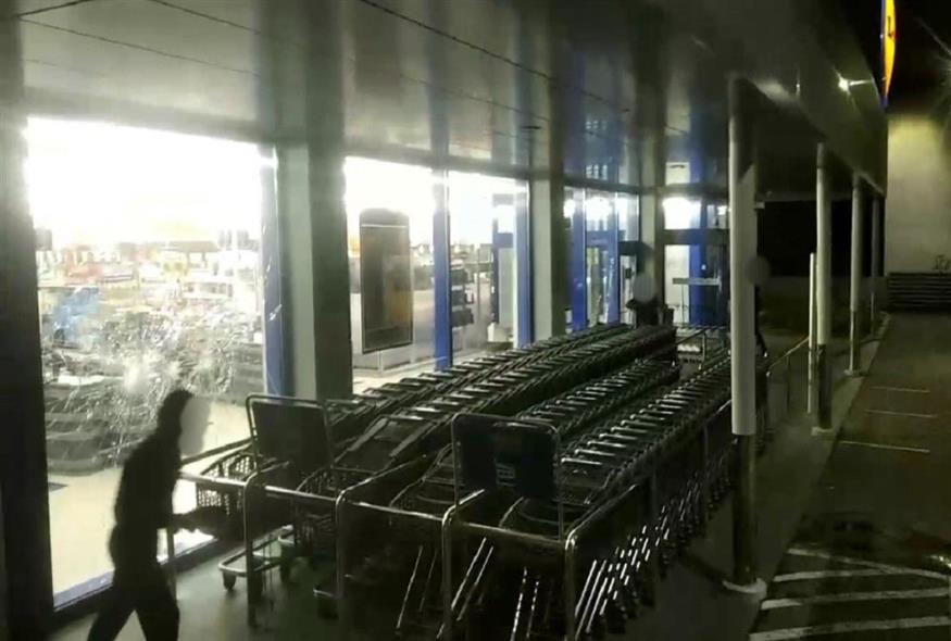 Επίθεση Ρουβίκωνα με βαριοπούλες στο σούπερ μάρκετ όπου συνελήφθη η ηλικιωμένη