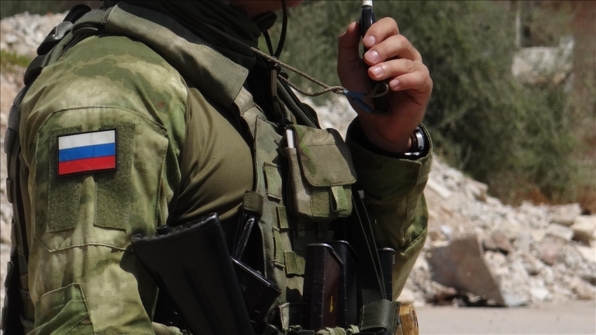 Ο Ουκρανός υπουργός Εσωτερικών εν μέσω πυρών στο Ντονμπάς, με δημοσιογράφους