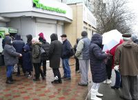 Ουκρανία: Όρια στις αναλήψεις μετρητών θέτει η Κεντρική Τράπεζα – Ουρές στα ΑΤΜ
