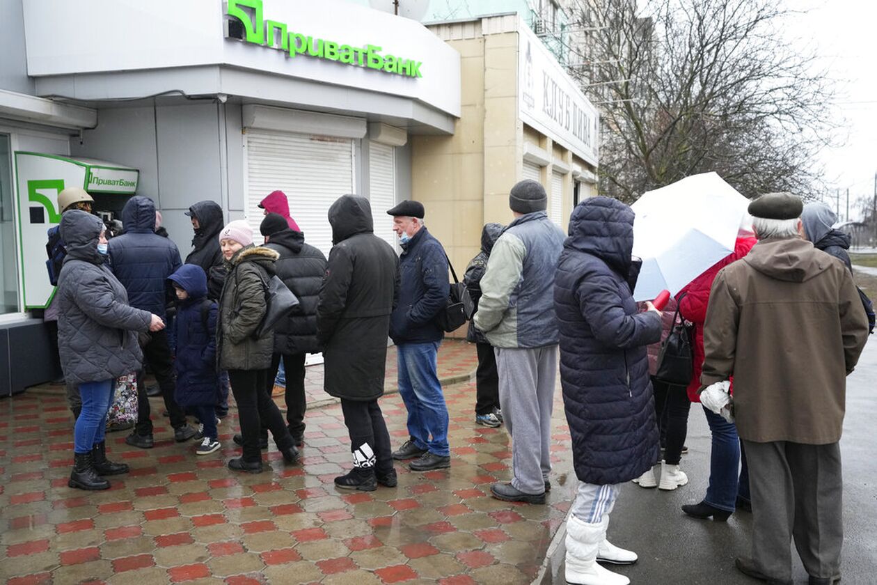 Ουκρανία: Όρια στις αναλήψεις μετρητών θέτει η Κεντρική Τράπεζα – Ουρές στα ΑΤΜ