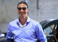 Ο Ζλάταν Ιμπραΐμοβιτς με τη «χρυσή» του Ferrari εντυπωσιάζει στους δρόμους του Μιλάνου Ο Ζλάταν Ιμπραΐμοβιτς με τη «χρυσή» του Ferrari εντυπωσιάζει στους δρόμους του Μιλάνου
