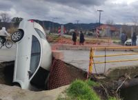 Χαλκιδική: Άνοιξε ο δρόμος και «κατάπιε» αυτοκίνητο