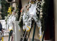 Δολοφονία 19χρονου: Με λευκά γαρίφαλα το τελευταίο αντίο στον Άλκη – Το σπαρακτικό μήνυμα της καθηγήτριας