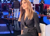 Το γυμνό στήθος της Βίκυς Χατζηβασιλείου προκαλεί εμφράγματα
